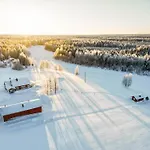 Деревянный коттедж Hommala Riverside With Terrace, Sauna & Auroras Near Rovaniemi Raiskio