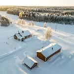 Деревянный коттедж Hommala Riverside With Terrace, Sauna & Auroras Near Rovaniemi