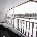 Деревянный коттедж Hommala Riverside With Terrace, Sauna & Auroras Near Rovaniemi
