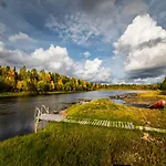 Деревянный коттедж Hommala Riverside With Terrace, Sauna & Auroras Near Rovaniemi *