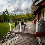 Hommala Riverside With Terrace, Sauna & Auroras Near Rovaniemi Деревянный коттедж