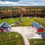 Деревянный коттедж Hommala Riverside With Terrace, Sauna & Auroras Near Rovaniemi Raiskio