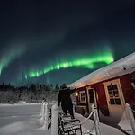 Деревянный коттедж Hommala Riverside With Terrace, Sauna & Auroras Near Rovaniemi