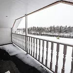 Hommala Riverside With Terrace, Sauna & Auroras Near Rovaniemi Деревянный коттедж *