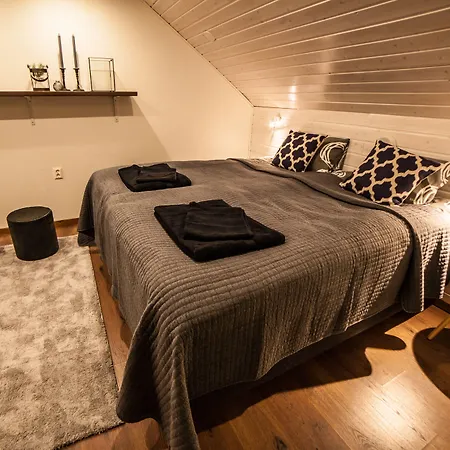 Hommala Riverside With Terrace, Sauna & Auroras Near Rovaniemi Raiskio