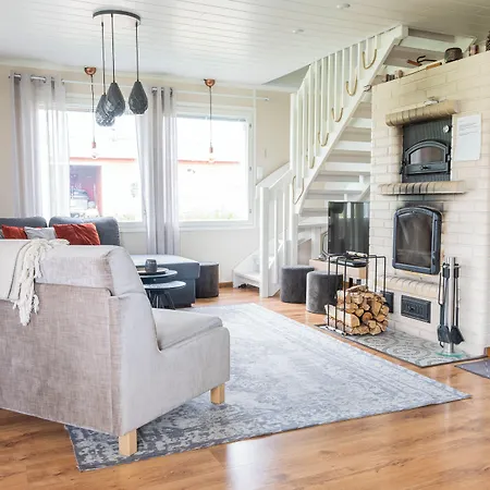 Hommala Riverside With Terrace, Sauna & Auroras Near Rovaniemi 山林小屋